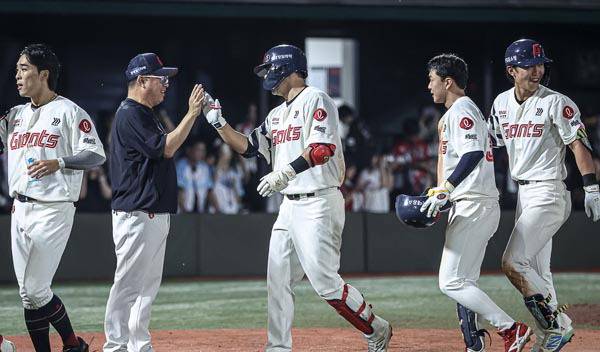 지난 13일 SSG전에서 12-11로 이긴 롯데 선수들과 김태형 감독이 승리의 하이 파이브를 하고 있다. 롯데 자이언츠 제공