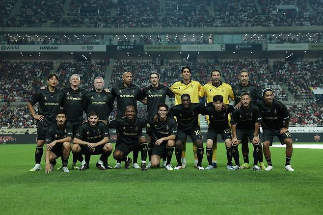 ‘2025 아이콘 매치: 창의 귀환, 반격의 시작’이 14일 서울월드컵경기장을 가득 메우며 성황리에 열렸다. 경기 전 기념 촬영을 하는 FC스피어 선수단. 사진제공|넥슨