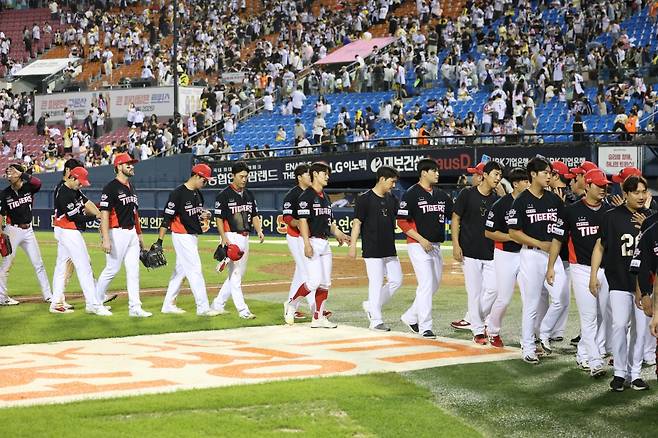 KIA 타이거즈 선수들이 13일 잠실 LG전에서 승리한 뒤 하이파이브를 하고 있다. /사진=KIA 타이거즈 제공
