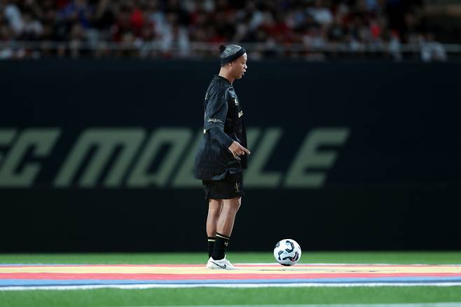 후나우지뉴가 13일 오후 7시 30분 서울월드컵경기장에서 열린 '2025 아이콘 매치: 창의 귀환, 반격의 시작' 이벤트 매치에서 볼을 컨트롤하고 있다. /사진=넥슨 제공