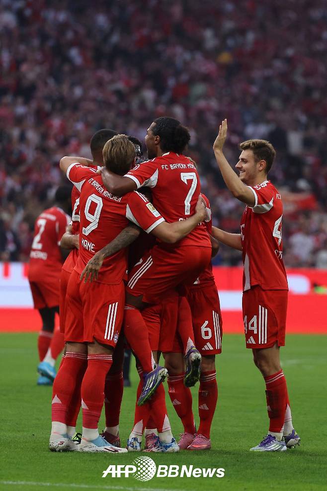 바이에른 뮌헨 선수들이 14일(한국시간) 독일 뮌헨의 알리안츠 아레나에서 열린 함부르크와의 독일 프로축구 분데스리가 3라운드에서 골을 넣은 뒤 기뻐하고 있다. /AFPBBNews=뉴스1
