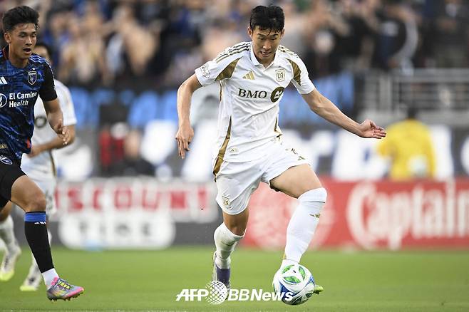 로스앤젤레스(LA)FC 손흥민이 14일(한국시간) 미국 캘리포니아주 샌타클래라의 리바이스 스타디움에서 열린 산호세 어스퀘이크스와의 미국 프로축구 메이저리그사커(MLS) 정규리그 원정 경기에 선발 출전해 드리블 돌파를 하고 있다. /AFPBBNews=뉴스1