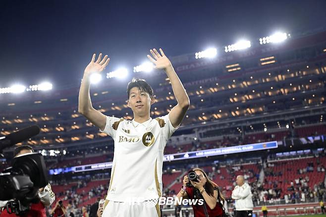 로스앤젤레스(LA)FC 손흥민이 14일(한국시간) 미국 캘리포니아주 샌타클래라의 리바이스 스타디움에서 열린 산호세 어스퀘이크스와의 MLS 정규리그 원정 경기 4-2 승리 직후 경기장을 돌며 인사하고 있다. /AFPBBNews=뉴스1
