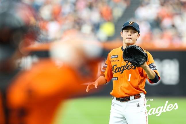 한화 문동주가 14일 대전 키움전에서 공을 받고 있다. /사진=한화 이글스 제공