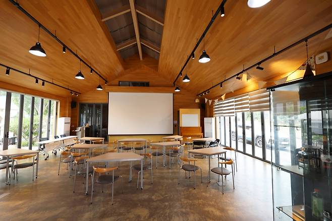 저전 나눔터 (순천=연합뉴스) 조남수 기자 = 순천시는 도시재생 뉴딜사업으로 한옥형 폐공가와 부지를 사들여 설계 공사를 거쳐 마을호텔, 청년 임대주택, 공유 공간, 마을 정원 등을 조성했다. 사진은 8일 저전동 공유 공간인 '저전 나눔터' 모습. 2025.9.8
iso64@yna.co.kr
(끝)