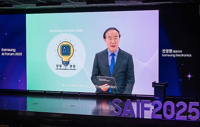 ▲ 15일 용인에 위치한 삼성전자 The UniverSE에서 진행된 '삼성 AI 포럼 2025'에서 삼성전자 전영현 대표이사 부회장이 개회사를 하고 있다./사진제공=삼성전자