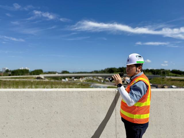 국토교통부와 한국도로공사는 11일 "총 길이 55.1㎞의 새만금~전주 고속도로 공정률이 97%에 달해 11월 21일 적기 개통이 가능할 것"이라고 밝혔다. 한반도 남부를 동서로 잇는 새만금~포항 고속도로 중 새만금~전주 구간이 개통하면 새만금 지역 접근성이 크게 개선될 것으로 기대된다. 사진은 공사 중인 새만금~전주 고속도로 4공구 중 호남고속도로와 연결되는 이서분기점 구간에서 현장 관계자가 설명하는 모습. 2025.9.11. 홍준표 기자