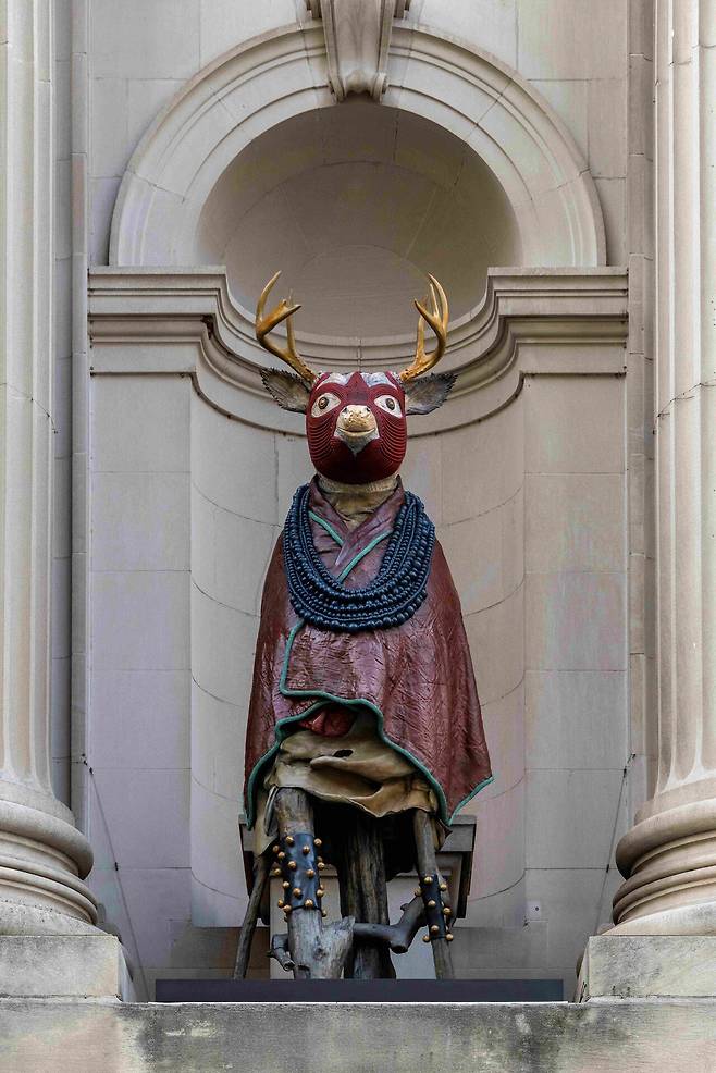 《더 제네시스 파사드 커미션: 제프리 깁슨, The Animal That Therefore I Am》, they teach us to be sensitive and to trust our instincts issi / awi / deer, 실리콘 청동에 파티나 마감, 2025 © The Metropolitan Museum of Art, 사진: Eugenia Burnett Tinsley