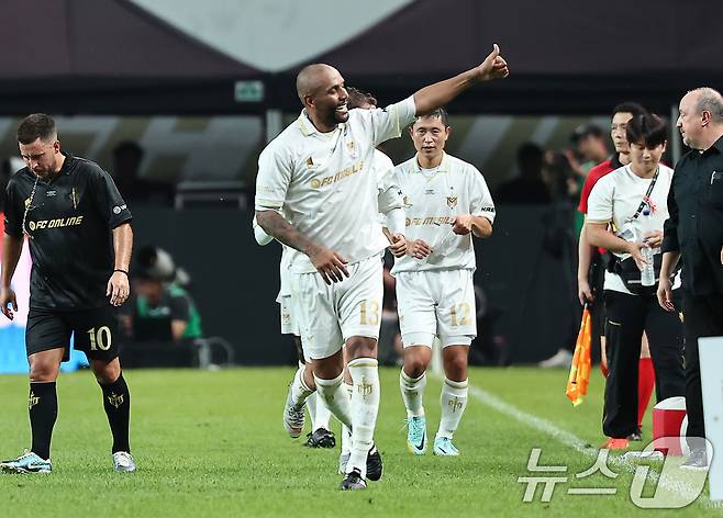 14일 오후 서울 마포구 서울월드컵경기장에서 열린 '2025 넥슨 아이콘매치' FC 스피어와 실드 유나이티드의 경기, 실드 유나이티드 마이콘이 동점골을 넣고 기뻐하고 있다. 2025.9.14/뉴스1 ⓒ News1 김도우 기자