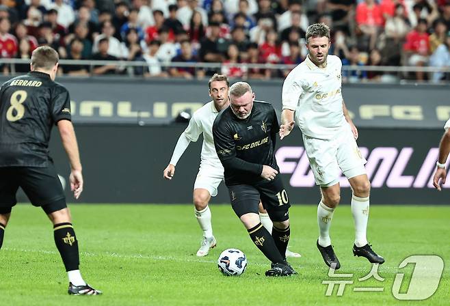 14일 오후 서울 마포구 서울월드컵경기장에서 열린 '2025 넥슨 아이콘매치' FC 스피어와 실드 유나이티드의 경기, FC 스피어 루니가 드리블을 하고 있다. 2025.9.14/뉴스1 ⓒ News1 김도우 기자