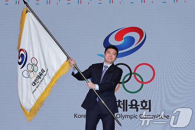 유승민 제42대 대한체육회장이 27일 서울 용산구 그랜드 하얏트 호텔에서 열린 취임식에서 대한체육회기를 흔들고 있다. 2025.3.27/뉴스1 ⓒ News1 김진환 기자