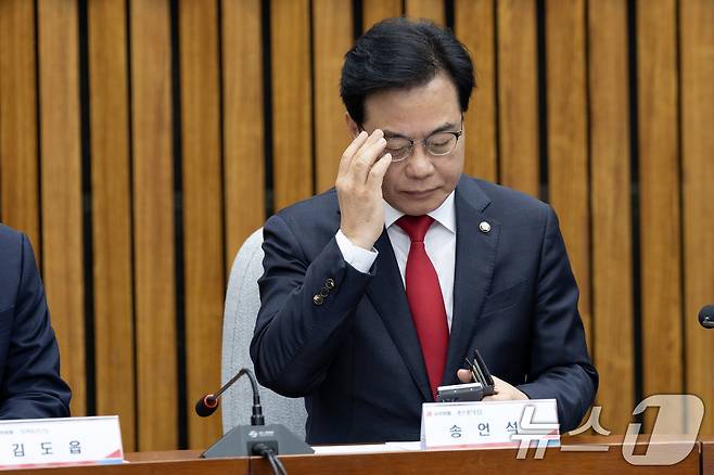 송언석 국민의힘 원내대표가 서울 여의도 국회에서 열린 '이재명 정부 100일 국정 파탄 실정 토론회'에 참석해 안경을 고쳐쓰고 있다. 2025.9.12/뉴스1 ⓒ News1 이승배 기자