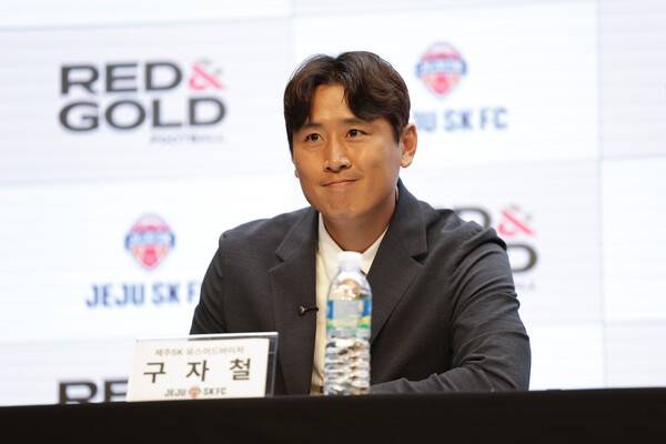 15일 스탠포드호텔 그랜드볼룸홀에서 제주SK-R&G 파트너 조인식에서 이야기하는 구자철 제주SK 유소년 어드바이저. /사진=제주SK