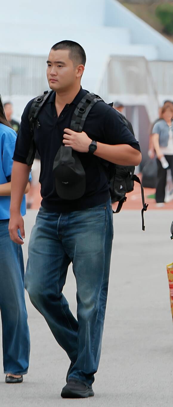 이재용 삼성전자 회장의 장남 이지호 씨가 15일 오후 경남 창원시 진해구 해군사관학교에서 열린 해군 학사장교 사관후보생 입영식 행사장으로 들어가고 있다. /삼성