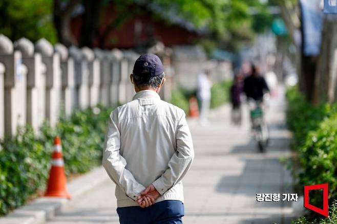 30일 서울 종로구 탑골공원 인근에 노인들이 거리를 거닐고 있다. 기사 본문과 무관.