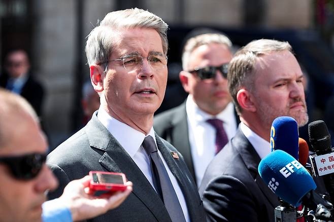 스콧 베선트 미 재무장관(왼쪽)과 제이미슨 그리어 무역대표부 대표가 15일 스페인 마드리드에서 기자들과 만나 중국과의 협상 결과를 설명하고 있다. /로이터 연합뉴스