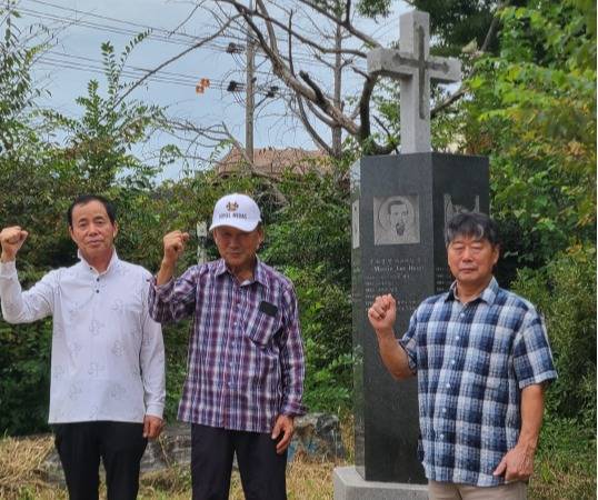 왼쪽부터 고세환 새마을지도자, 전봉두 동천2리 노인회장, 이성복 오성바위 복원 추진위원장이 다섯 성인순교기념비 앞에서 오성바위 복원 의지를 다지고 있다. 윤평호 기자