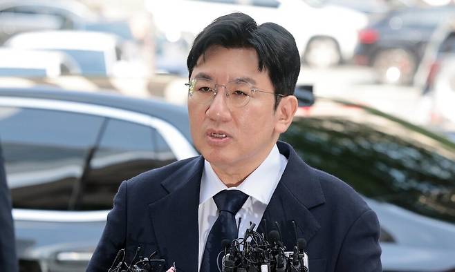 기업공개(IPO)를 앞두고 투자자들을 속여 지분을 팔게 한 의혹을 받는 방시혁 하이브 의장이 15일 서울 마포구 서울경찰청 금융범죄수사대에 피의자 신분으로 출석하며 취재진 질문에 답하고 있다. 연합뉴스