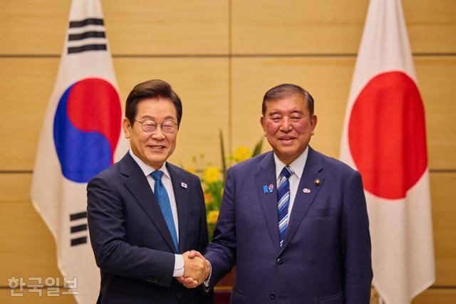 이재명 대통령과 이시바 시게루 일본 총리가 지난달 23일 일본 도쿄 총리 관저에서 소인수 정상회담에 앞서 기념촬영을 하고 있다. 이재명 대통령 SNS 캡처