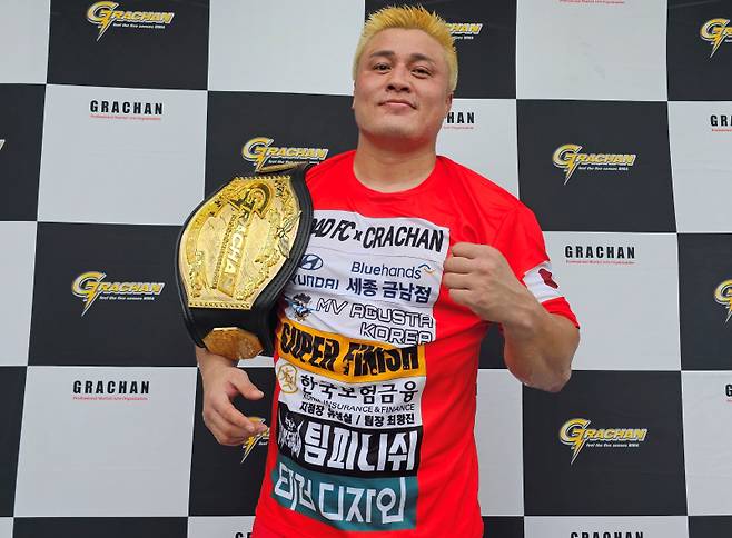 챔피언 벨트를 들고 있는 배동현. 사진=로드FC
