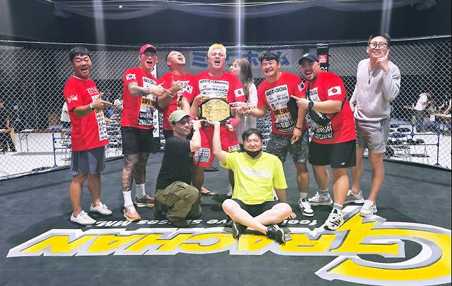 배동현 챔피언 등극 후 단체 사진. 사진=로드FC