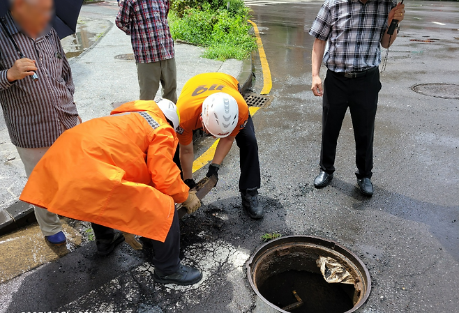 오늘(15일) 낮 침수 피해가 발생한 제주시 연동 코스모스 사거리 (제주소방안전본부 제공)