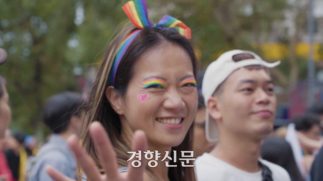 대만 타이베이 퀴어 퍼레이드에 참가한 한 시민이 카메라를 향해 환하게 웃고 있다. 최유진PD