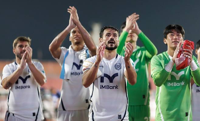 대구 세징야(가운데)가 지난 14일 김천종합운동장에서 열린 K리그1 29라운드에서 김천을 2-1로 꺾은 뒤 팬들에게 인사하고 있다. 프로축구연맹 제공