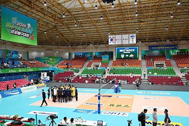 전남 여수 진남체육관에서 13일 열린 2025 여수·NH농협컵 남자부 A조 조별리그 1차전 현대캐피탈과 OK저축은행의 경기 후 전광판에 두 번째 경기가 14일로 연기됐다는 공지가 떠 있다. 한국배구연맹 제공