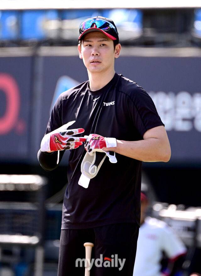 2025년 8월 30일 오후 서울 잠실구장에서 열린 '2025 신한 SOL뱅크 KBO 리그' 키움 히어로즈와 LG 트윈스의 경기가 열렸다. 부상에서 복귀한 LG 홍창기가 타격 훈련을 준비하고 있다. 홍창기는 지난 5월13일 잠실 키움전에서 파울 타구를 잡으려다 1루수와 충돌, 왼쪽 무릎 내측 측부인대 파열 진단을 받고 수술대에 올랐고 재활 수 복귀했다./마이데일리