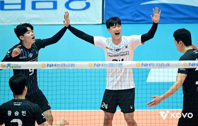 13일 컵대회 경기에 출전한 황승빈과 임성하(사진 중앙)./KOVO