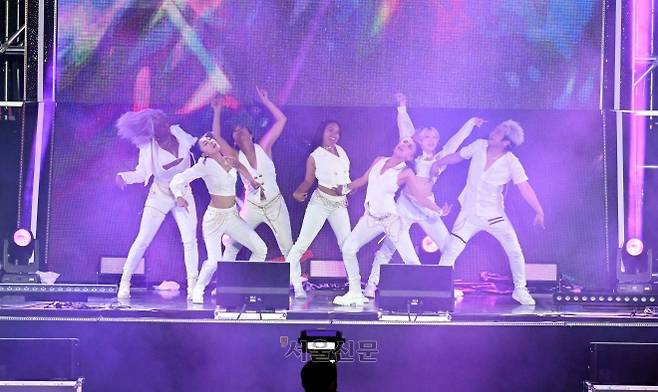 지난 13일 서울신문 주최로 서울 중구 서울광장에서 열린 제15회 ‘K팝 커버댄스 페스티벌 월드 파이널’에서 ‘위너’ 타이틀을 거머쥔 미국 ‘케이엔디’(KND)가 ITZY(있지)의 ‘마.피.아 in the morning’에 맞춰 열정적으로 춤추고 있다. 안주영 전문기자