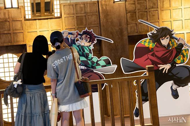 9월3일 서울 용산 CGV 영화관에 마련된 <귀멸의 칼날> 포토존에서 사람들이 사진을 찍고 있다. ⓒ시사IN 신선영