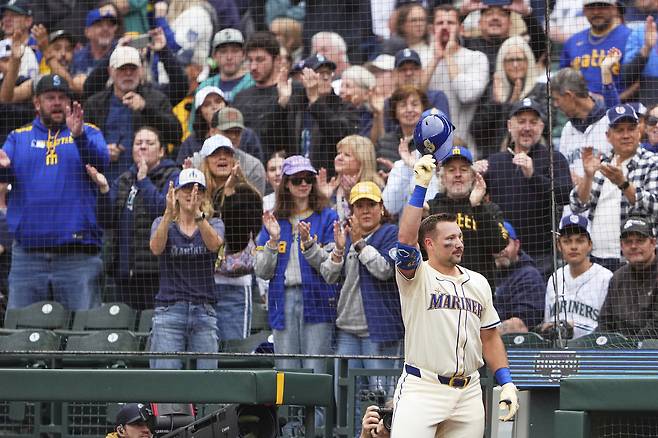 시애틀 칼 롤리가 15일 LA 에인절스전 1회말 시즌 54호 홈런을 때린 뒤 홈 팬들의 환호에 화답하고 있다. AP연합뉴스