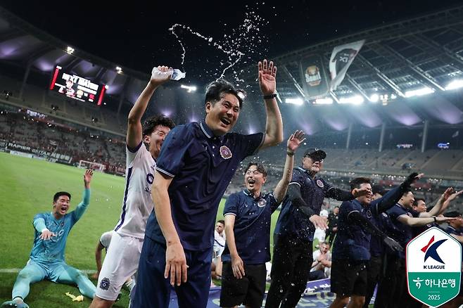 유병훈 감독 등 FC안양 코치진과 선수들이 지난달 31일 창단 첫 FC서울 승리 세리머니를 하고 있다. /사진=한국프로축구연맹 제공