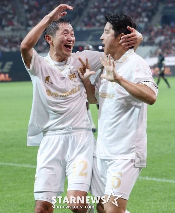 14일 오후 서울월드컵경기장에서 열린 '2025 아이콘 매치: 창의 귀환, 반격의 시작' 경기 중 이영표(왼쪽)와 박주호. /사진=김진경 대기자