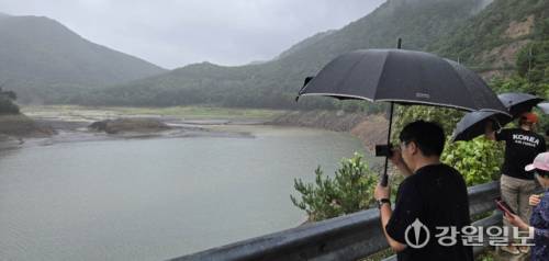◇지난 13일 강릉 생활용수의 87%를 공급하는 상수원 오봉저수지 일원에 시민들이 찾아 저수지를 보고 사진을 찍고 있다. 강릉=권태명기자