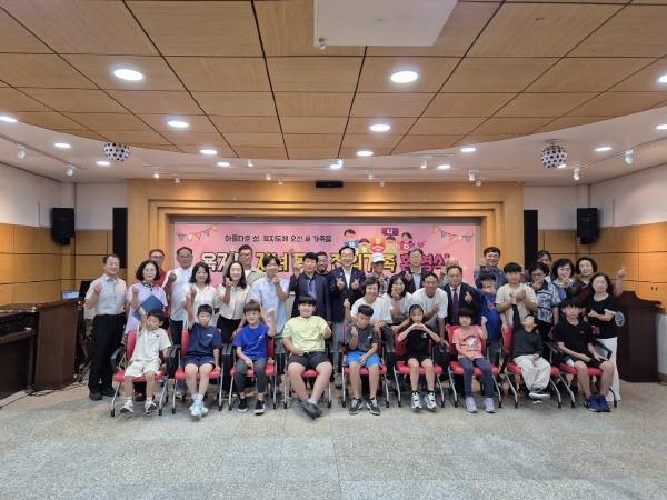 16일 열린 '통영 욕지도 자녀동반 전입가족 환영식'에서 가족들이 기념촬영을 하고 있다.