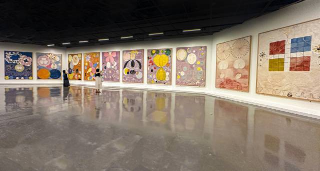 추상 미술의 선구자 힐마 아프 클린트를 국내에 본격적으로 소개하는 대규모 회고전 ‘힐마 아프 클린트: 적절한 소환’이 부산 사하구 부산현대미술관 2층 전시실5에서 열리고 있다. 사진은 ‘신전을 위한 회화' 연작 중 약 3미터에 달하는 캔버스 10점으로 이루어진 '10점의 대형 그림'이다. 김은영 기자 key66@