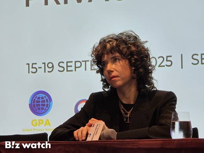 메레디스 휘태커 시그널재단 회장이 16일 서울에서 열린 'GPA(Global Privacy Assembly)' 총회에서 개인정보보호위원회 출입기자단과 인터뷰를 진행하고 있다./사진=김동훈 기자