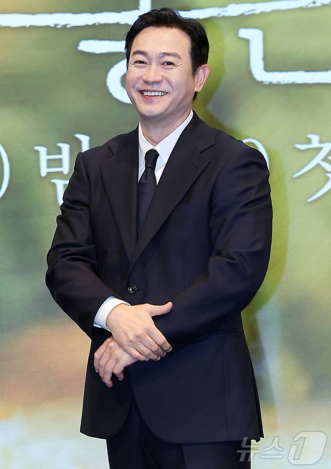 배우 박용우가 16일 서울 구로구 더세인트에서 열린 KBS2 새 토일 미니시리즈 ‘은수 좋은 날’ 제작발표회에서 포즈를 취하고 있다. 가족을 지키고 싶은 학부모 강은수(이영애 분)와 두 얼굴의 선생 이경(김영광 분)이 우연히 얻은 마약 가방으로 벌이는 위험 처절한 동업 일지를 그린 작품이다. 2025.9.16/뉴스1 ⓒ News1 김진환 기자