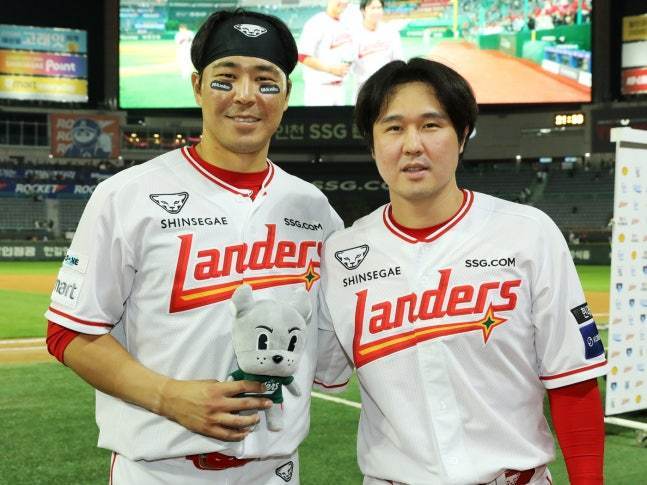 SSG 랜더스의 최정(오른쪽)과 한유섬은 KBO리그 동일 선수 최다 백투백 홈런 공동 선두에 올랐다. (SSG 랜더스 제공)
