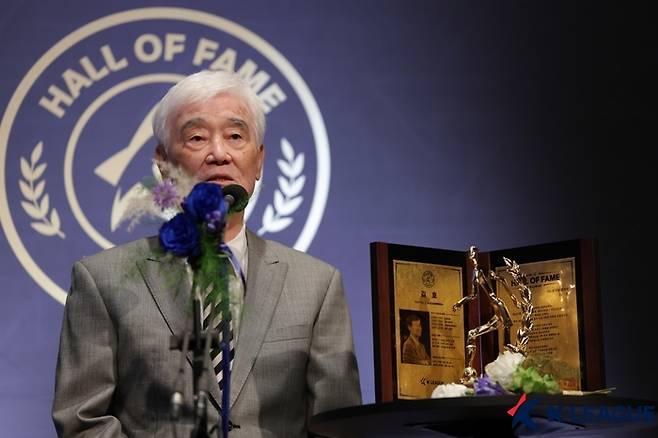 김호 전 수원 감독이 16일 ‘제2회 K리그 명예의전당’ 감독 부문에 헌액돼 소감을 말하고 있다. 사진 | 한국프로축구연맹