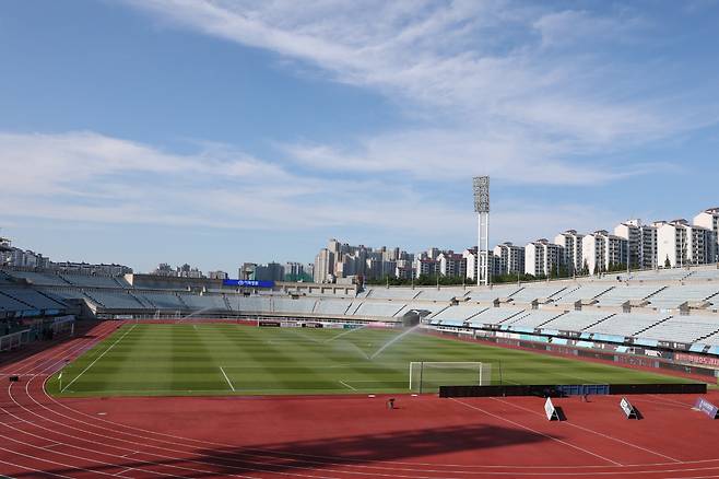 천안종합운동장/ K리그2/ 천안시티FC vs 화성FC/ 전경/ 그라운드 살수/ 사진 하서영