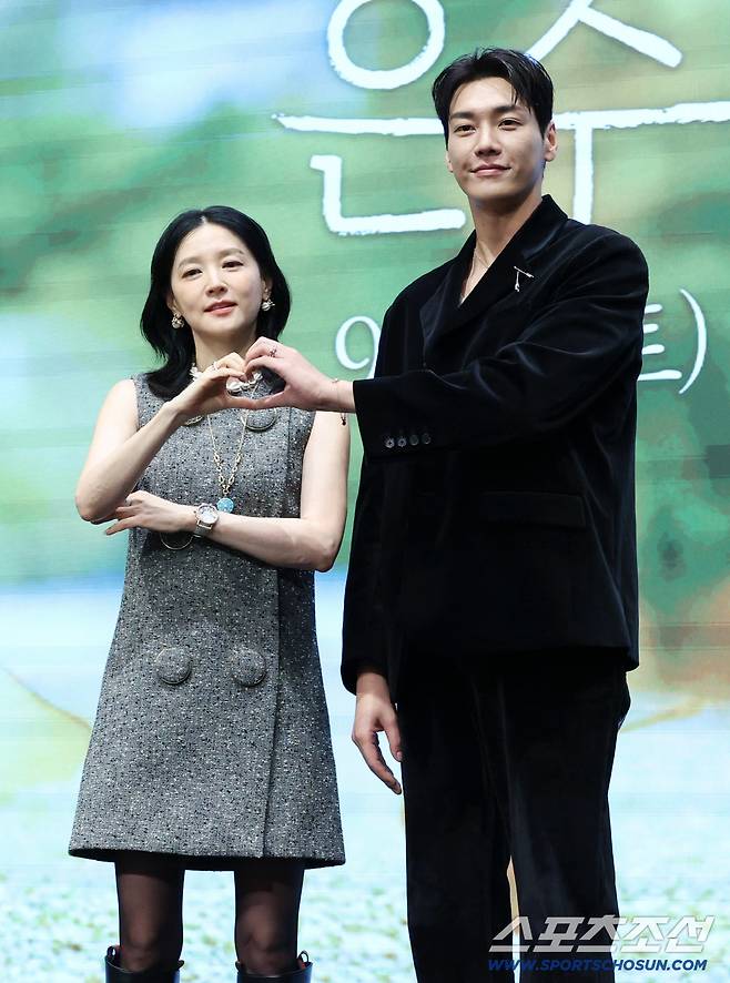 16일 오후 서울 신도림 더세인트에서 KBS2 토일 미니시리즈 '은수 좋은날' 제작발표회가 열렸다. 포토타임을 갖고 있는 배우 이영애, 김영광. 신도림=송정헌 기자songs@sportschosun.com/2025.09.16/