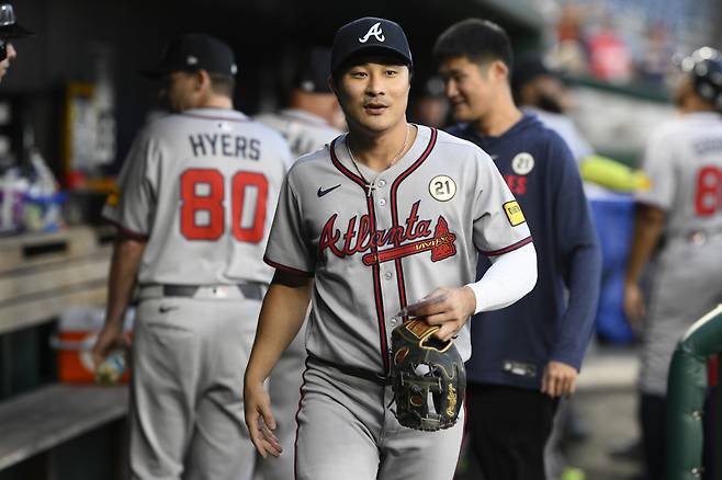 김하성이 워싱턴전을 앞두고 경기 준비를 하러 글러브를 들고 나서고 있다. AP연합뉴스