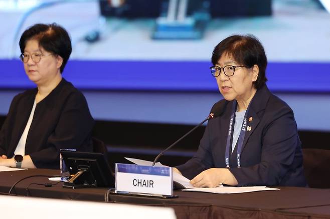 정은경 보건복지부 장관(오른쪽)이 16일 서울 중구 신라호텔에서 열린 제15차 아시아태평양경제협력체(APEC) 보건과경제고위급회의(HLMHE)에서 개회사를 하고 있다. 뉴시스