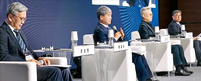 < 방산 수출전략 발표 > 15일 ‘코리아 인베스트먼트 위크(KIW) 2025’에서 윤성현 국방기술진흥연구소 방산진흥본부장(왼쪽부터), 류광수 한화에어로스페이스 부사장, 이정엽 현대로템 부사장, 최종원 한국항공우주산업 전략본부장이 각사의 수출 전략 등을 발표하고 있다. 최혁 기자