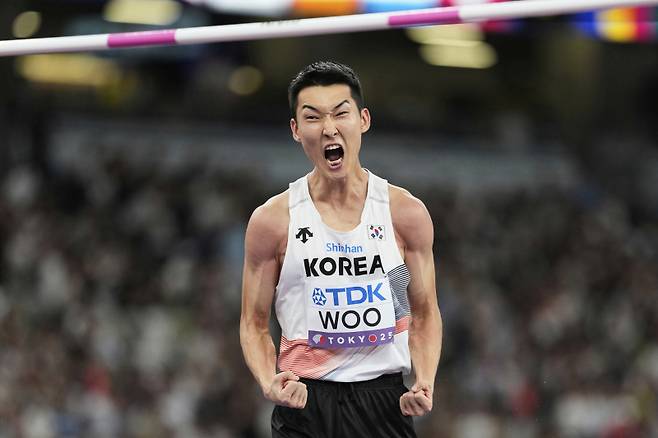 우상혁이 16일 오후 8시36분 일본 도쿄 국립경기장에서 열린 ‘2025 도쿄 세계육상선수권’ 남자 높이뛰기 결선에서 바를 넘은 뒤 포효하고 있다. AP연합