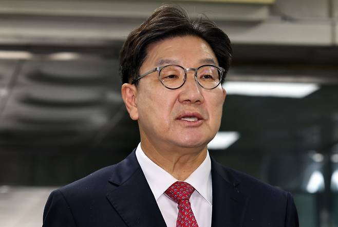 권성동 국민의힘 의원이 16일 서울 서초구 서울중앙지법으로 구속 전 피의자 심문(영장실질심사)을 받기 위해 이동하며 발언하고 있다. 뉴시스